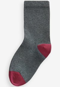 Chaussette grise en matériau tricoté avec un revers côtelé, présentant un accent bordeaux aux zones des orteils et du talon.