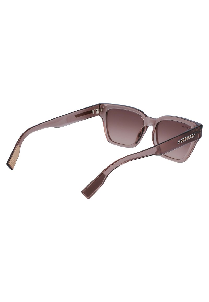 Sonnenbrille mit einem durchsichtigen mauvefarbenen Rahmen, rechteckiger Form und verlaufenden braunen Gläsern. Sie verfügt über minimalistische Metallakzente an den Tempelenden.