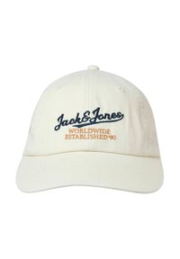 Fehér pamut baseballsapka, amelynek elülső részén tengerészkék és narancssárga hímzett feliratok találhatók: "Jack & Jones" és "WORLDWIDE ESTABLISHED '90".