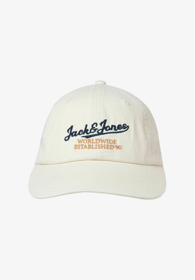 Fehér pamut baseballsapka, amelynek elülső részén tengerészkék és narancssárga hímzett feliratok találhatók: "Jack & Jones" és "WORLDWIDE ESTABLISHED '90".