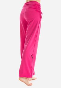 Heldere roze, lichtgewicht stoffen broek met een brede tailleband met ruches en een trekkoord. Losse pasvorm met zijsplitten aan de zoom.