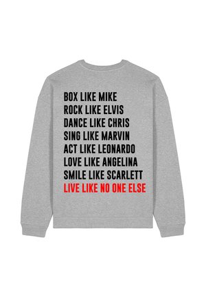 Grijze sweatshirt met lange mouwen, met op de achterkant opvallende zwart-rode tekst, die inspirerende zinnen in verschillende blokstijlen toont.