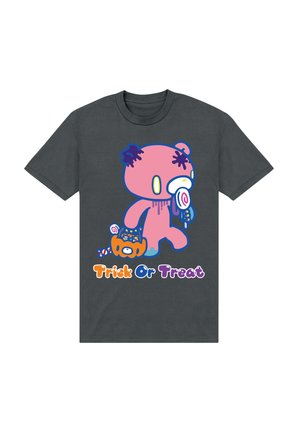 T-shirt grigio scuro con un orso rosa che tiene un secchiello zucca e lecca una lecca lecca, testo "Trick Or Treat" con lettere colorate sotto.