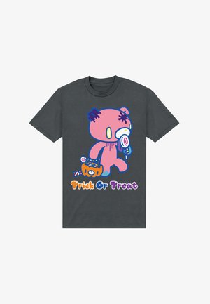 Ciemnoszary t-shirt z różowym misiem trzymającym wiaderko dyni i liżącym lizaka, tekst „Trick Or Treat” kolorowymi literami poniżej.