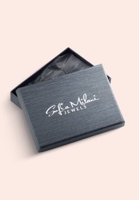Scatola per gioielli grigia con texture e coperchio aperto, che rivela della carta velina nera all'interno. "Sofia Milani Jewels" è stampato in bianco sulla parte superiore.
