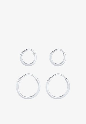 Set van vier zilveren creolen in verschillende maten. Gemaakt van 925 sterling zilver, met een gladde, gepolijste afwerking.