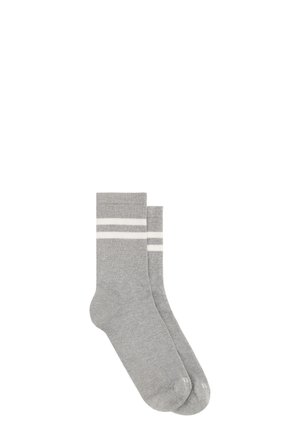 Paar graue Crew-Socken mit zwei weißen horizontalen Streifen nahe den Bündchen, flach auf einem weißen Hintergrund liegend.