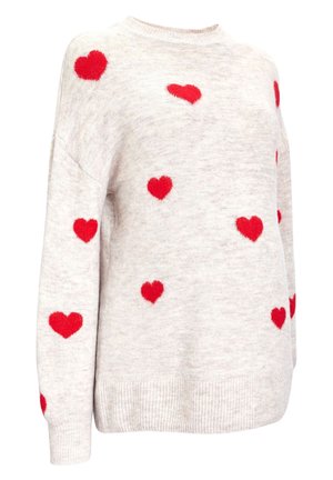 Pull en maille gris clair avec des motifs de cœurs rouges éparpillés sur le devant et les manches, avec un col rond et un ourlet côtelé.