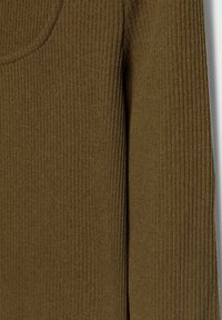 Tissu en maille côtelée vert olive avec une surface texturée, présentant un col arrondi et des manches longues.