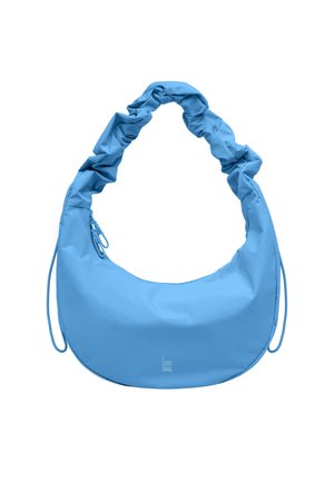 Bolso de hombro en forma de media luna de color azul claro con correa fruncida y pequeño bolsillo con cremallera en el lateral, sobre fondo blanco.