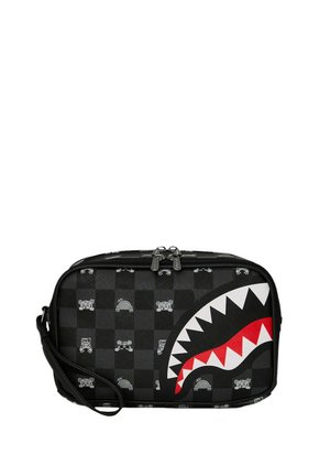 Neceser negro a cuadros con pequeños iconos grises y un gran diseño de boca de tiburón roja y blanca en el frontal, con una correa para la muñeca y cremalleras dobles.
