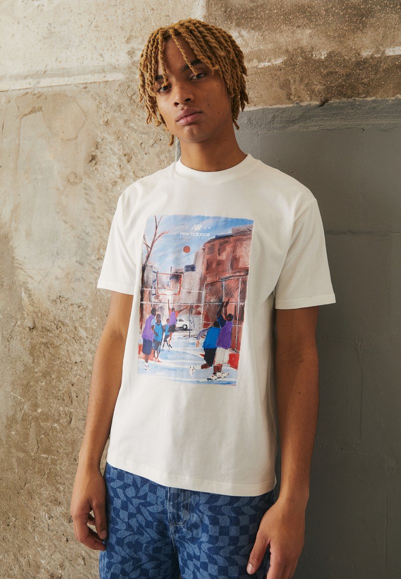 New Balance HOOPS INVITATIONAL GRAPHIC Tshirt print white/wit