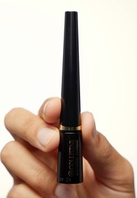 Svart eyeliner i en avsmalnande applikatorflaska med guldband. Etiketten lyder "COLLISTAR EYE LINER TECNICO." Slät yta med blank finish.