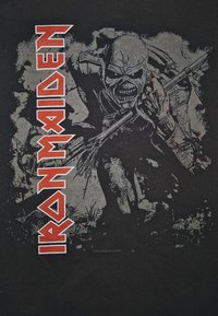 Černé bavlněné tričko s výraznou šedou grafikou kostlivce držícího zbraň, s nápisem "IRON MAIDEN" v tučných červených písmenech.