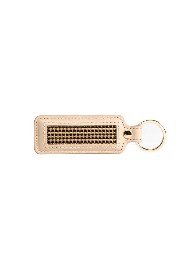 Porte-clés en cuir beige clair, avec un panneau en maille noire texturée. Comprend un anneau en métal doré et des bords surpiqués.