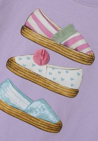 Grafisk illustration af tre sko på en lilafarvet baggrund; egenskaber inkluderer stribet rosa, mønstret hvid og ensfarvet blå design med teksturerede såler.