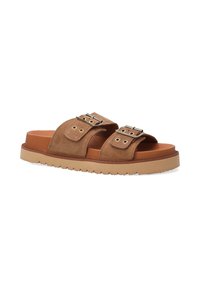 Braune Wildleder-Sandalen mit zwei verstellbaren Riemen und silbernen Schnallen, ausgestattet mit einer dicken hellbraunen Sohle und einer strukturierten Außensohle für besseren Halt.