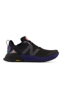 Zapatilla de running negra con empeine texturizado, detalles reflectantes y suela morada. Presenta tecnología Vibram para una mejor tracción y soporte.