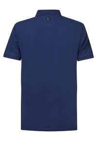 Marinblå polo-shirt i bomull, med platt krage, korta ärmar och ett etikett vid nackpartiet. Slät textur, enfärgad.