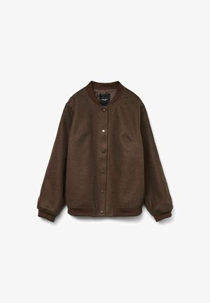 Brązowa bombka polarowa z okrągłym kołnierzem, zapięciem na napy i bocznymi kieszeniami. Rybaczane mankiety i dół z gładką fakturą.