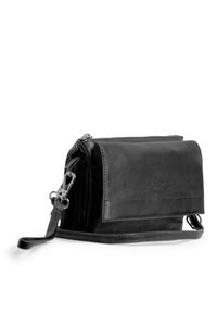 Borsa a tracolla nera in pelle di forma rettangolare, con chiusura a zip, pattina frontale piatta e tracolla rimovibile. Dettaglio del logo in rilievo discreto.