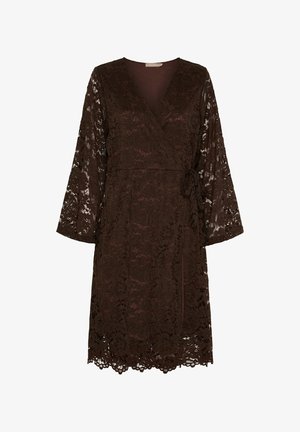 Brun blondekjole med V-hals, lange ærmer og slå-om-design. Indeholder blomsterprint og en bølget kant. Blød tekstur.