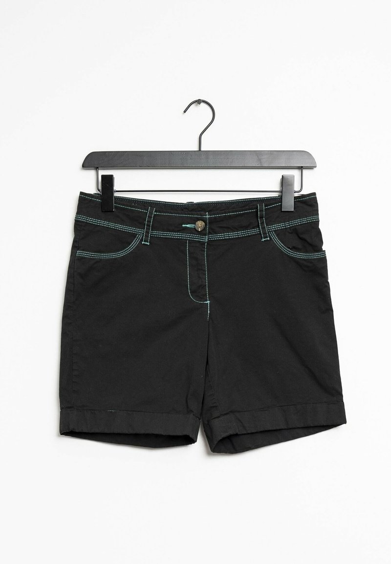 Pantaloni corti neri in cotone appesi a un gancio, con cuciture turquesa a contrasto, chiusura con bottone e tasche laterali. Cuffie ripiegate all'orlo.