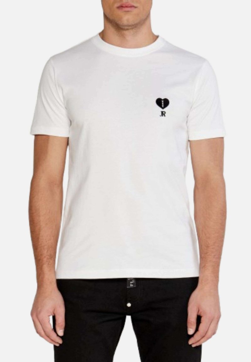 T-shirt bianca in cotone con scollatura rotonda, maniche corte e un design di cuore nero con linea spezzata e testo "JR" sul petto.