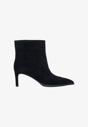 Zwarte suède enkellaars met een spitse neus, slanke hiel en een gladde textuur. Het ontwerp heeft een gestroomlijnde vorm met minimale accenten.