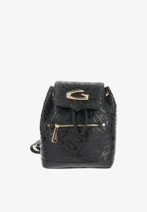 Mochila de cuero negro texturizado con bolsillo delantero con cremallera, cierre con logo "G" dorado y cierre con cordón.