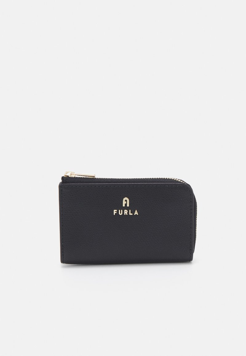 Furla crni kožni novčanik s teksturiranom površinom, zlatnim logotipom i zatvaranjem na zip. Kompaktni pravokutni oblik s minimalističkim dizajnom.