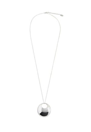 Collier en argent avec un pendentif circulaire, featuring une surface en argent poli et une section noire, suspendu à une fine chaîne.