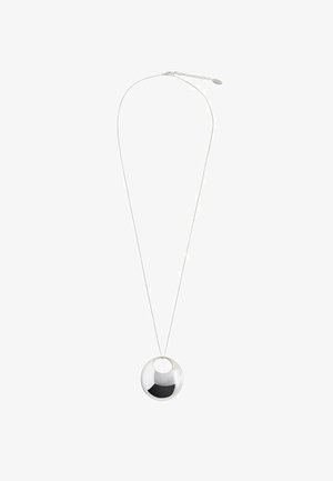 Collana d'argento con pendente circolare, caratterizzata da una superficie in argento lucido e una sezione nera, sospesa a una sottile catena.