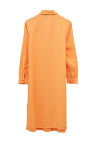Pomarańczowa sukienka koszulowa z długim rękawem i fakturą, z kołnierzykiem, zapinanymi na guziki mankietami oraz prostym dołem, pokazana od tyłu na białym tle.