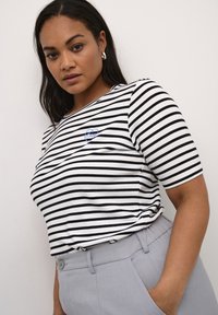 Kaffe Curve LIA LOVE  - T-shirts print - chalk black stripe w  blue