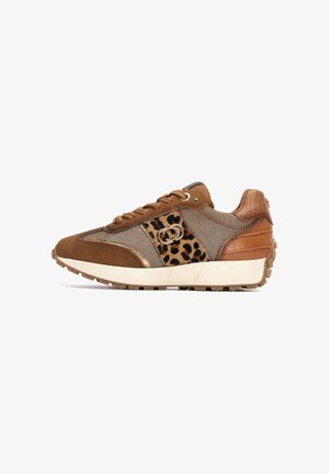 Zapatilla marrón con detalles de ante y estampado animal, con malla y un talón texturizado. Suela de goma con un ligero elevación para mayor apoyo.