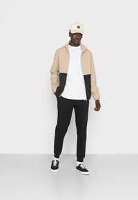 Jack & Jones BARTON LIGHT STAND COLLAR JACKET - Casaco de verão - crockery