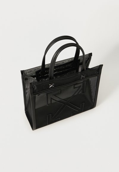 Μαύρη διαφανής τσάντα tote με διπλές λαβές και μεγάλο ραμμένο σχέδιο με διασταυρωμένα βέλη στην μπροστινή πλευρά.