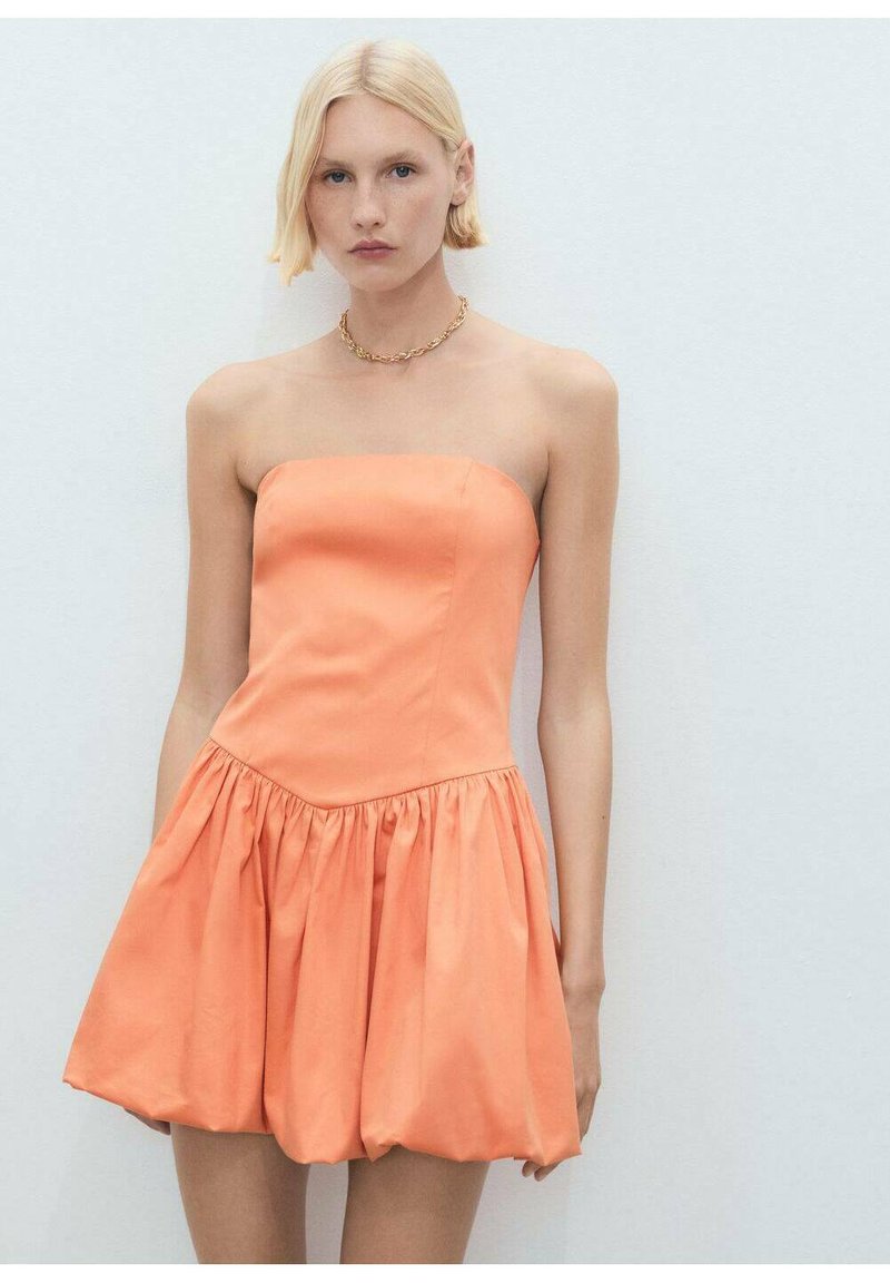 Rochie mini fără bretele din stofă solidă portocalie, având un corp ajustat și o fustă evazată, plisată. Textură netedă, design simplu.