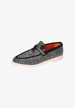 Schwarze Loafers, geschmückt mit Strasssteinen, mit einer glatten Textur und einer weißen Gummisohle. Das Innere ist leuchtend orange. Mit einem schwarzen Riemen akzentuiert.