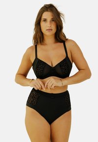 Ensemble de bikini noir comprenant un soutien-gorge avec des accents à imprimé léopard et un bas taille haute, tous deux fabriqués dans un tissu lisse avec des détails en maille.