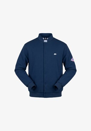 Marineblauwe bomberjas met drukknopen, klein wit berenlogo op de borst, geribde manchetten en zoom, en een diamantvormige patch op de linker mouw.