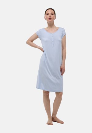 Nuisette bleu clair en tissu doux, avec des manches courtes, un col rond et un détail bouton à l'avant.