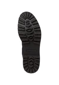 Suela de zapato de goma negra con un patrón de banda texturizado y multidireccional para una mejor tracción. Presenta el logo de la marca y la talla.