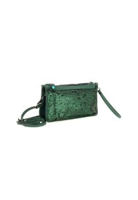 Clutch bag verde con paillettes, finitura liscia e testurizzata, dotata di chiusura zip, tracolla removibile e accentuazione blu a contrasto.