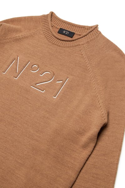 Pull en tricot marron avec un col rond, des poignets côtelés et un logo "N°21" en relief sur le devant. Texture douce avec un design ajusté.