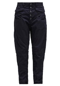 Czarne spodnie z wysokim stanem, z pięcioma guzikami z przodu, dwiema kieszeniami z klapką i dwiema kieszeniami bocznymi, zwężane nogawki.