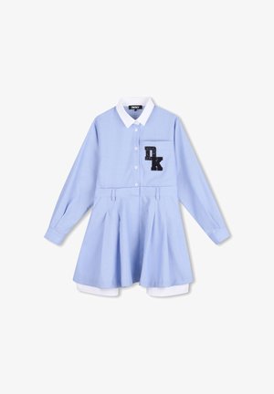 Robe bleu clair à manches longues avec col blanc, boutons sur le devant, jupe plissée et logo DKNY noir sur la poche poitrine.