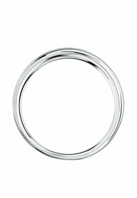 Polerad silverarmband med släta, rundade kanter och en reflekterande yta mot en vit bakgrund.