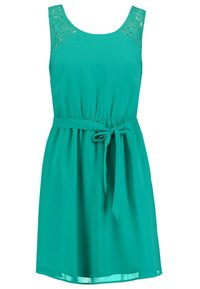 Robe sans manches en teal avec des épaules en dentelle, une taille ceinturée nouée en nœud, et une jupe fluide arrivant au genou.